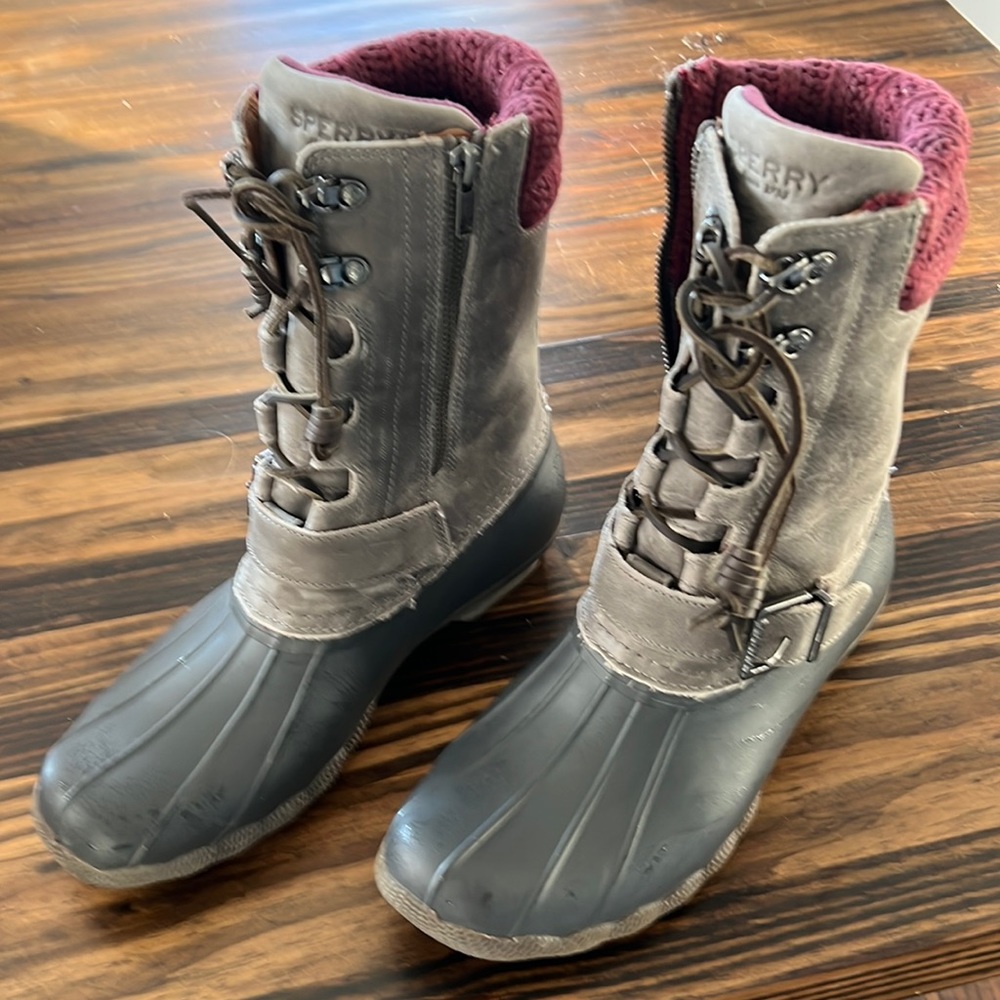 Sperry rain/snow boots. Size 9.5. Worn but in great condition!